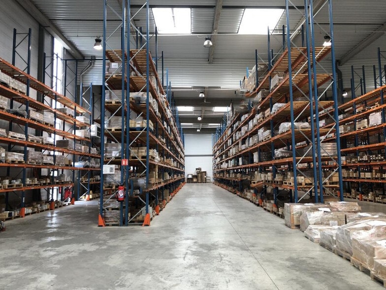 Light Industrial in Sartrouville to rent - Interior Photo - Image 2 of 12