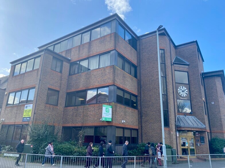 28-30 Victoria St, Luton to rent - Building Photo - Image 1 of 1
