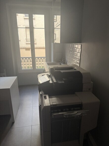 Retail in Boulogne Billancourt to rent - Interior Photo - Image 3 of 4