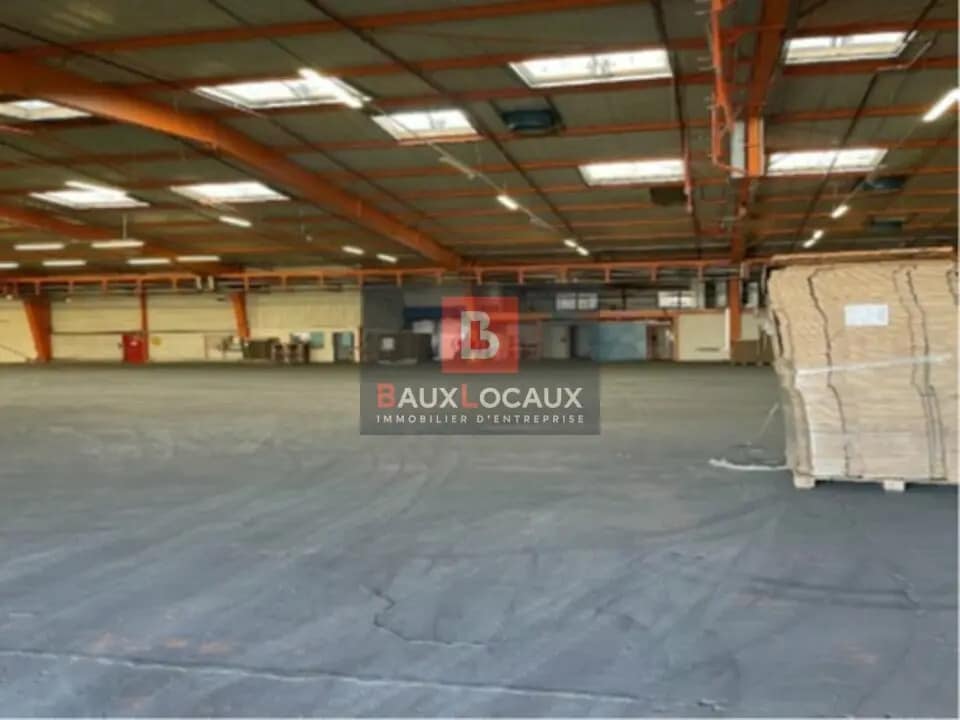Location Entrepôt 3 380 m² - Photo 1