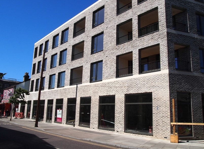 61 Wallis Rd, London to rent - Building Photo - Image 2 of 8