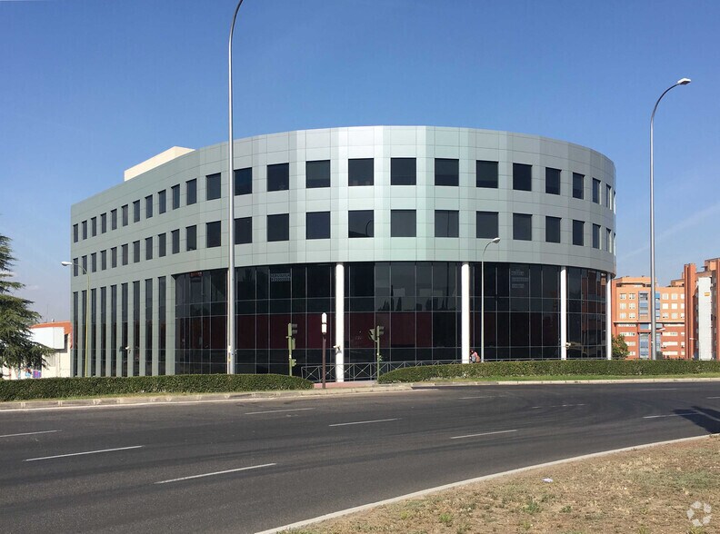 Office in Madrid, Madrid to rent - Primary Photo - Image 1 of 24