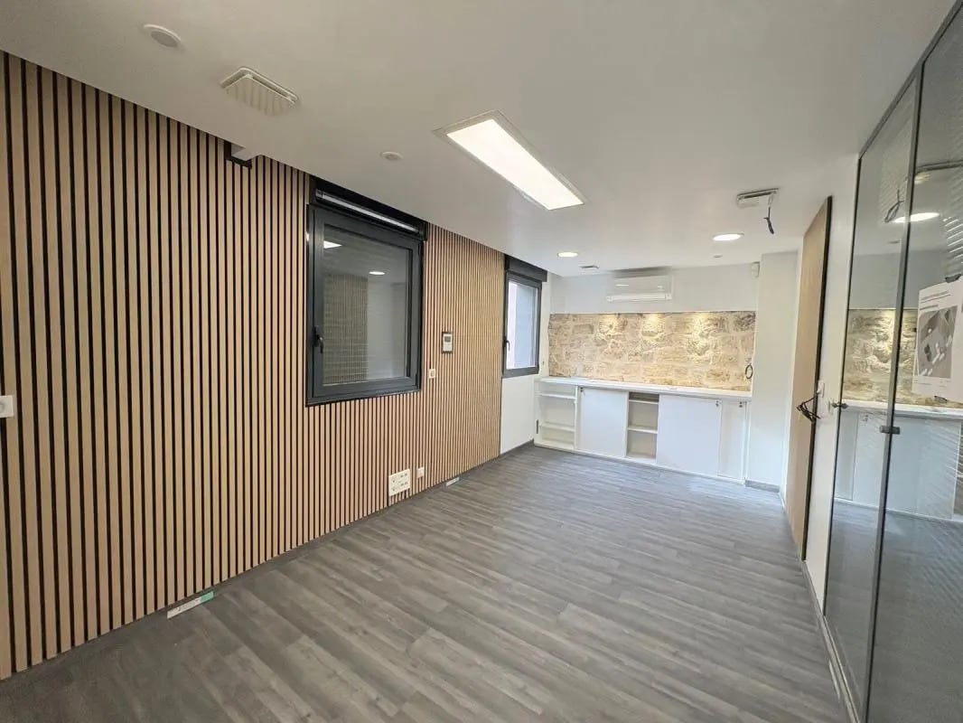 Retail in Sartrouville for sale Interior Photo- Image 1 of 12