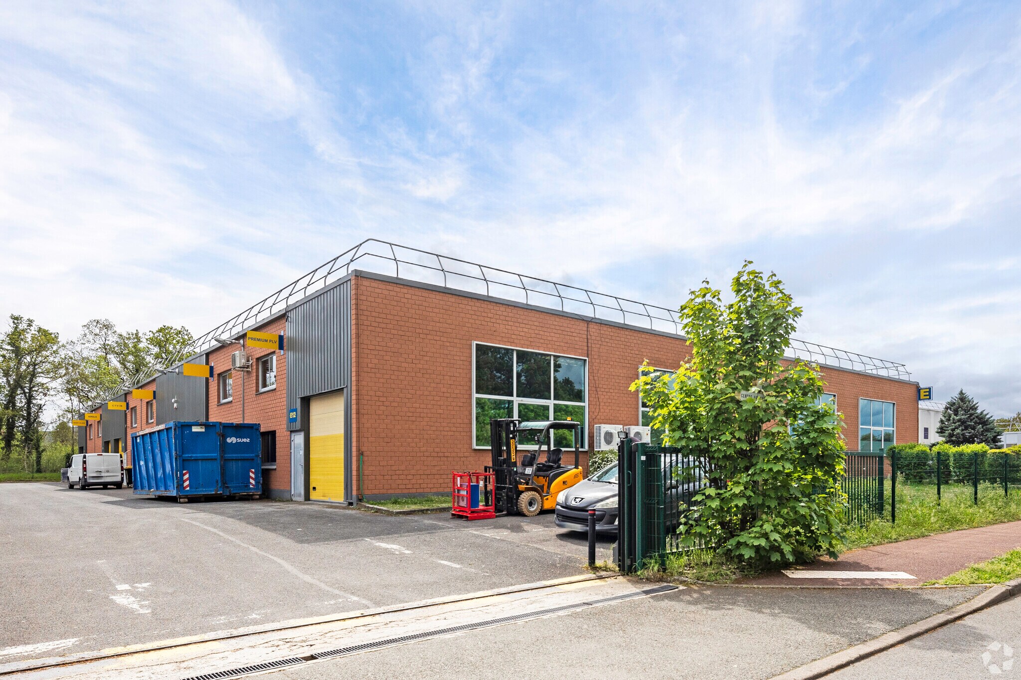 Industrial in Saint-Ouen-l'Aumône to rent Primary Photo- Image 1 of 3