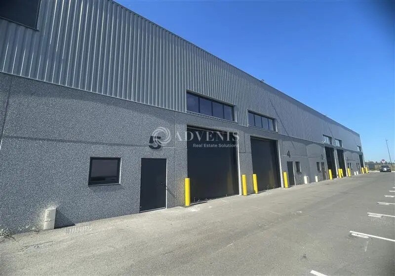 Light Industrial in Le Mesnil-Amelot to rent - Building Photo - Image 3 of 3