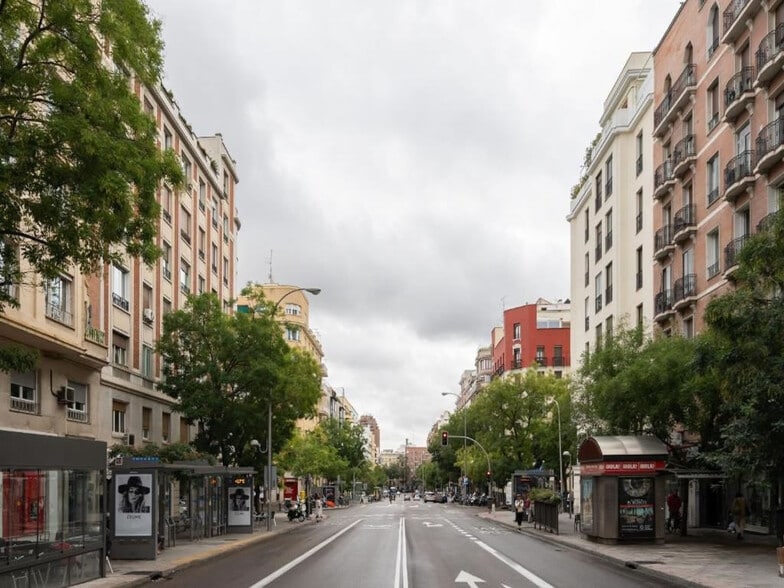 Retail in Madrid, Madrid to rent - Building Photo - Image 3 of 3