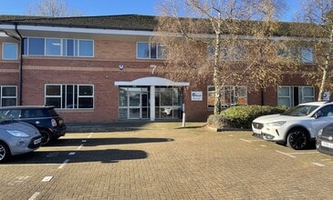 Boundary Way, Hemel Hempstead to rent Building Photo- Image 2 of 6