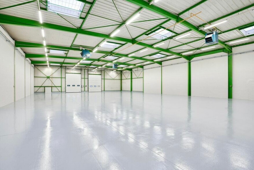 Light Industrial in Saint-Thibault-des-Vignes to rent - Interior Photo - Image 3 of 12