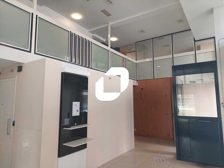 Office in Montigny-le-Bretonneux to rent - Interior Photo - Image 2 of 7