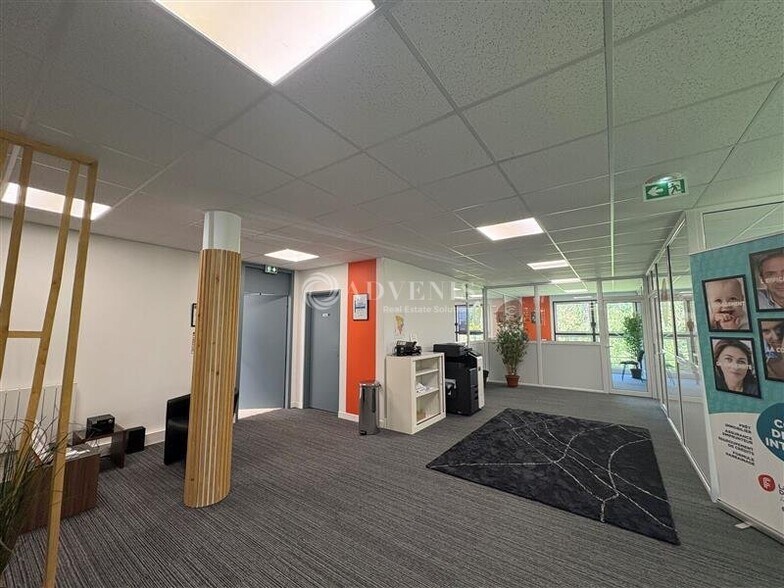 19 Rue Michael Faraday, Montigny-le-Bretonneux to rent - Interior Photo - Image 2 of 3