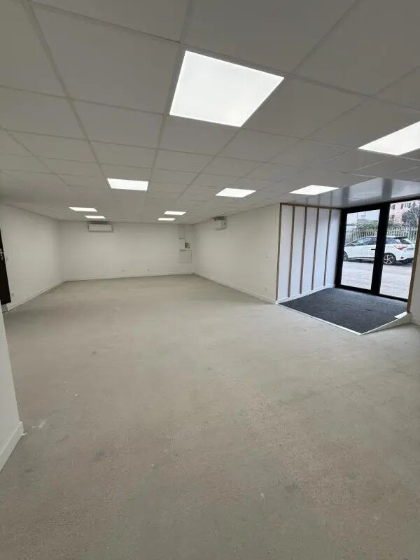 Location Commerce 70 m² - Photo 1