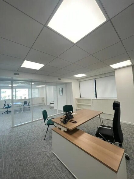 7 Avenue De La Cristallerie, Sèvres to rent - Building Photo - Image 2 of 4