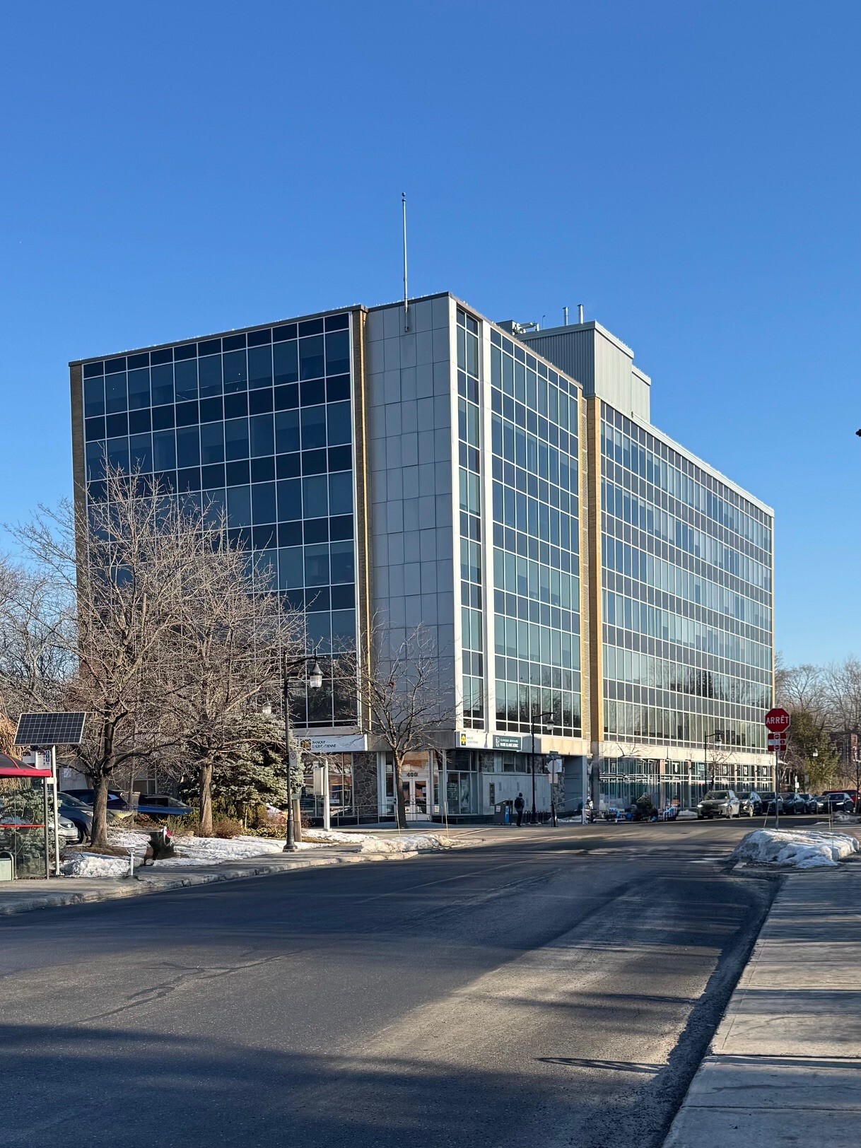 2-14 Boul Désaulniers, Saint-lambert, QC to rent Interior Photo- Image 1 of 5