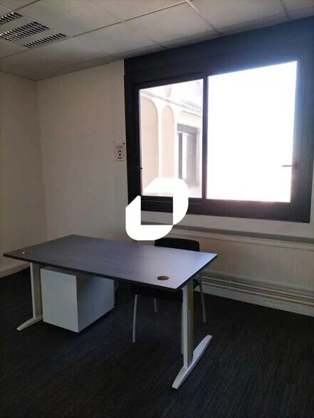 Office in Nanterre to rent - Interior Photo - Image 3 of 4