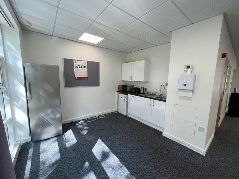 650-662 The Crescent, Colchester to rent - Building Photo - Image 2 of 11