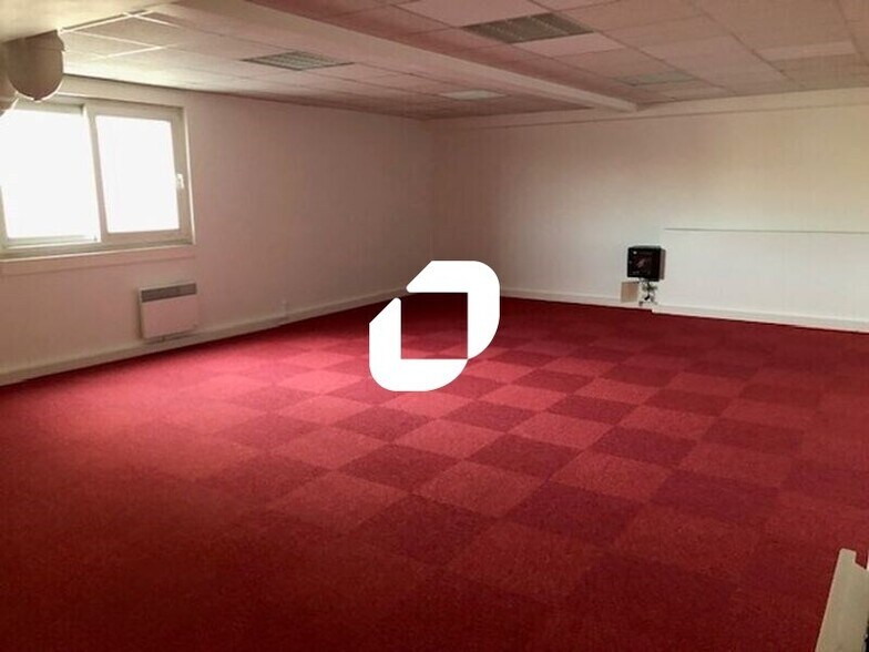 Retail in Maisons Alfort to rent - Interior Photo - Image 3 of 3