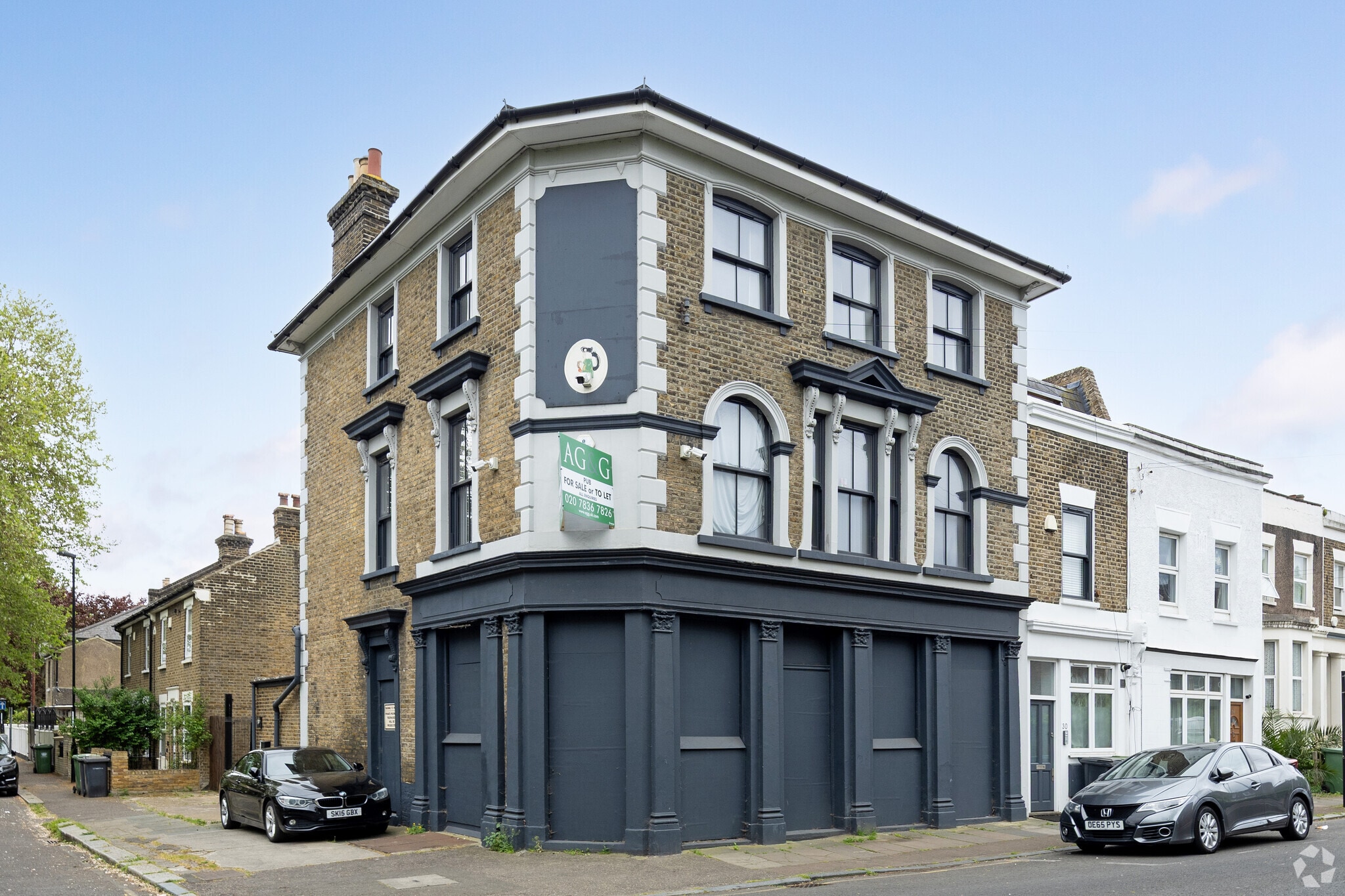 32 Dermody Gardens, London for sale Primary Photo- Image 1 of 3