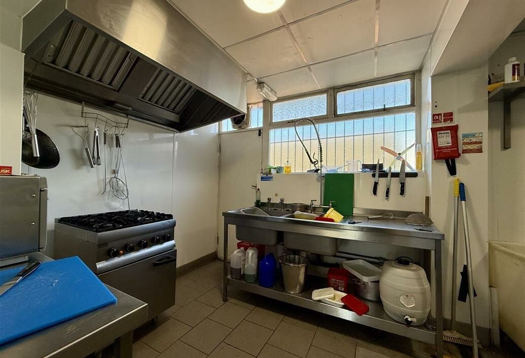 77-79 Newbold Rd, Chesterfield, DBY S41 7QA - Unit 77 -  - Interior Photo - Image 2 of 12