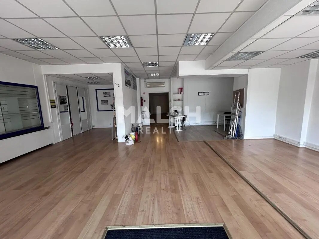 Retail in Lyon to rent Interior Photo- Image 1 of 4