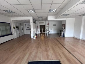 Retail in Lyon to rent Interior Photo- Image 1 of 4