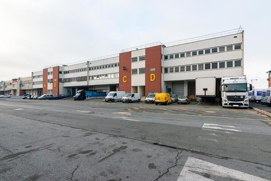 Light Industrial in Saint-Ouen-sur-Seine to rent - Building Photo - Image 1 of 12