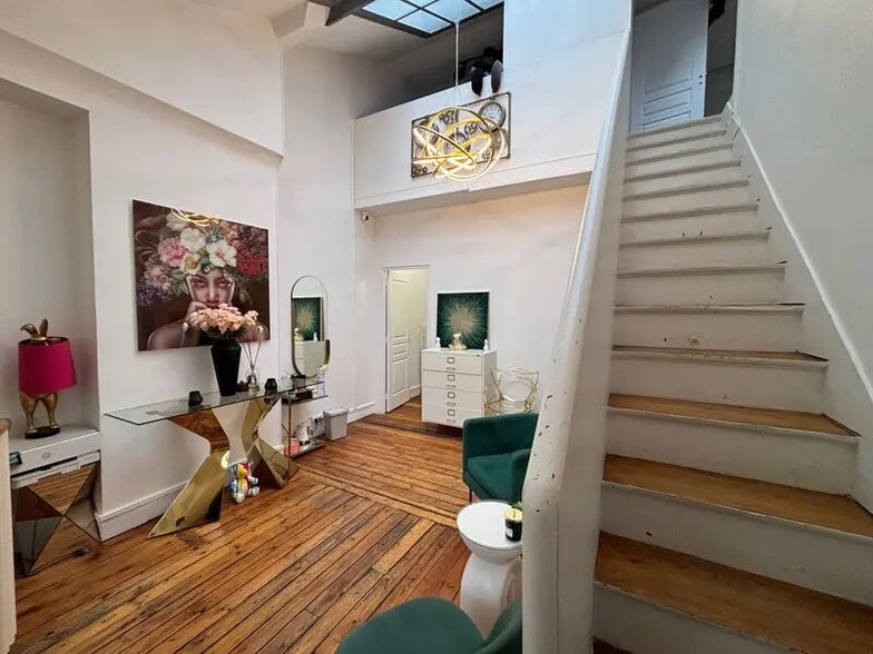 Office in Neuilly-sur-Seine to rent - Interior Photo - Image 2 of 4