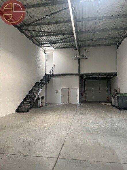 Industrial in Toulouse to rent - Building Photo - Image 2 of 9
