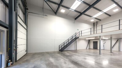 933-936 Yeovil Rd, Slough to rent Interior Photo- Image 2 of 2