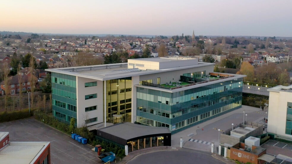 60 Norden Rd, Maidenhead to rent - Aerial Video - Image 2 of 14