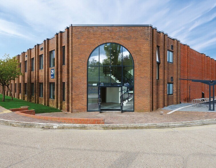 Leatherhead Rd, Chessington for sale - Primary Photo - Image 1 of 1