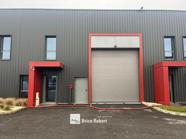 Office in Chassieu to rent - Building Photo - Image 1 of 6