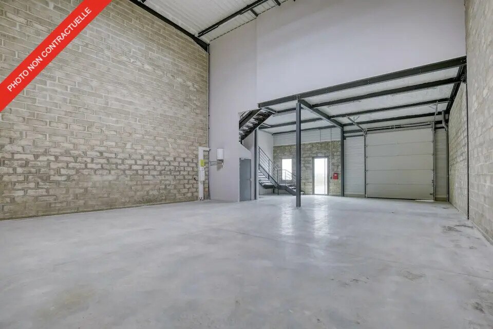 Light Industrial in Persan for sale Building Photo- Image 1 of 7