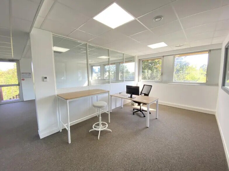 7 Rue Maryse Bastié, Bron to rent - Interior Photo - Image 2 of 6