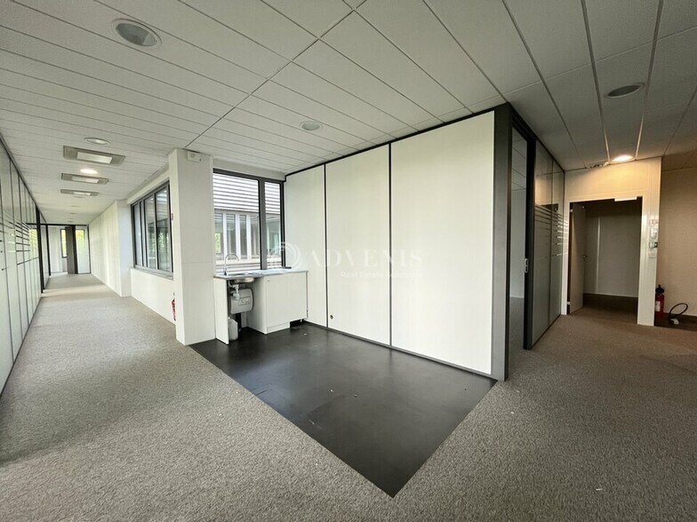 Office in Roissy En France to rent - Interior Photo - Image 3 of 10
