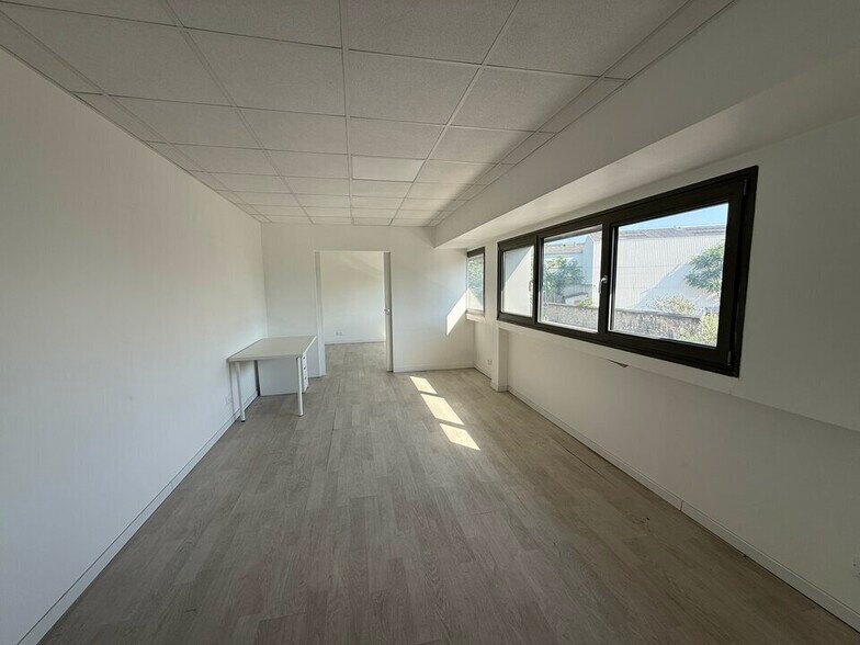 Industrial in Villeneuve La Garenne to rent - Interior Photo - Image 2 of 8