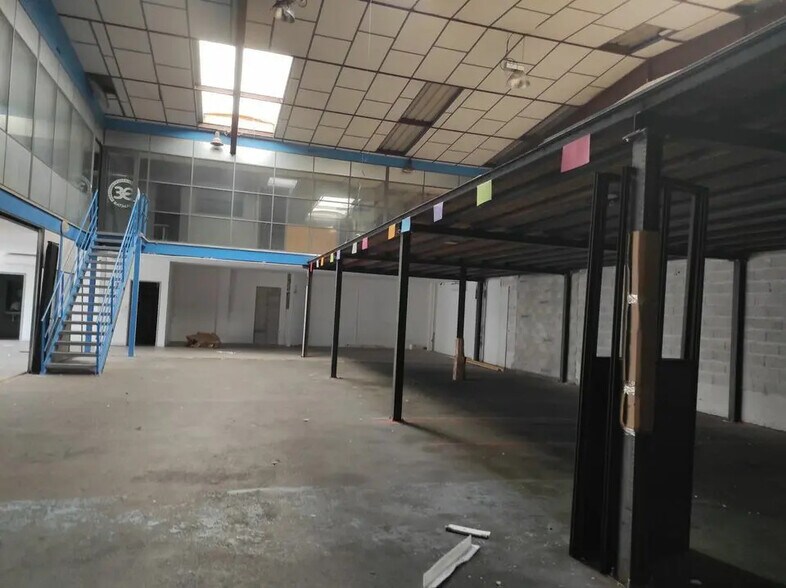Industrial in Vitrolles to rent - Building Photo - Image 2 of 4
