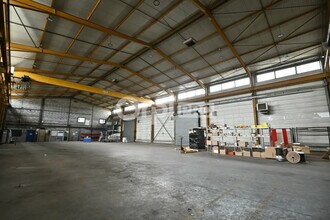 Light Industrial in Vaulx-en-Velin to rent Interior Photo- Image 2 of 8