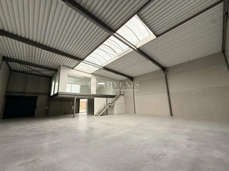 Light Industrial in Le Mesnil-Amelot to rent - Interior Photo - Image 3 of 12