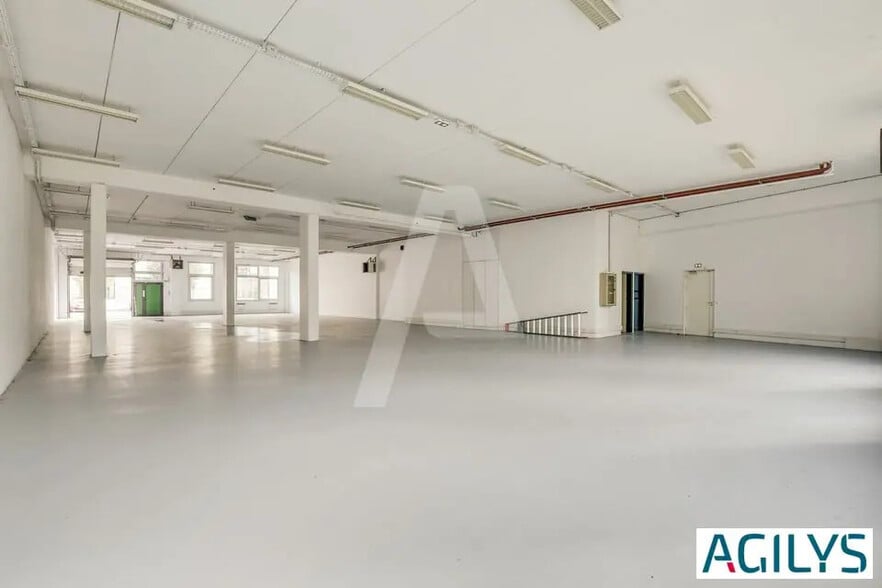 Light Industrial in Les Ulis to rent - Building Photo - Image 1 of 6