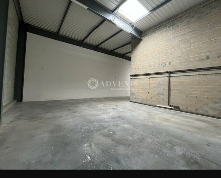 Light Industrial in Saint Brice Sous Foret to rent - Interior Photo - Image 3 of 9