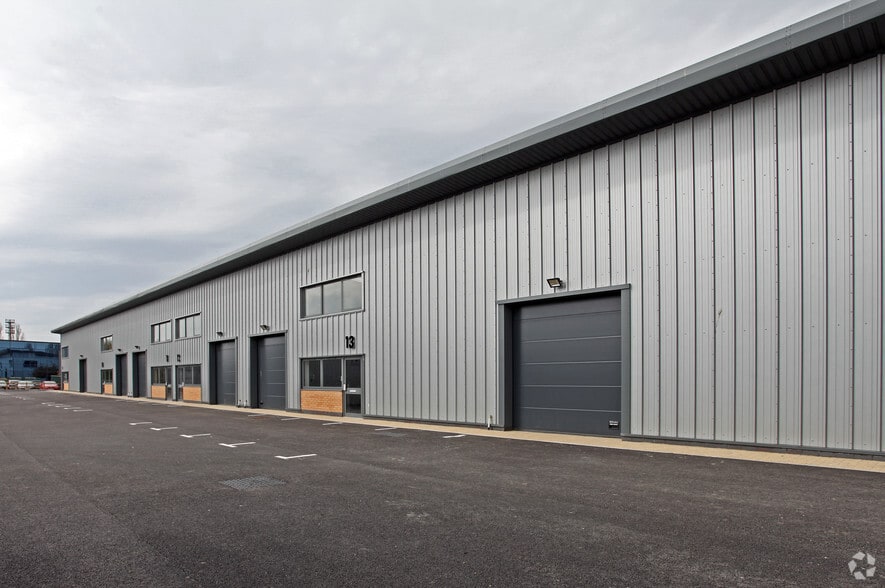 Kembrey St, Swindon to rent - Building Photo - Image 3 of 7