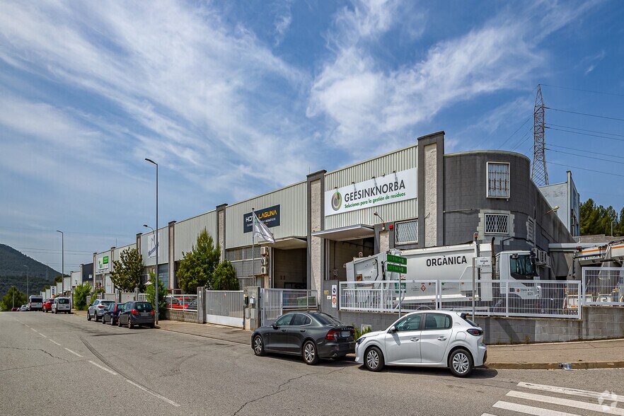Industrial in Rubí, Barcelona to rent - Building Photo - Image 2 of 2