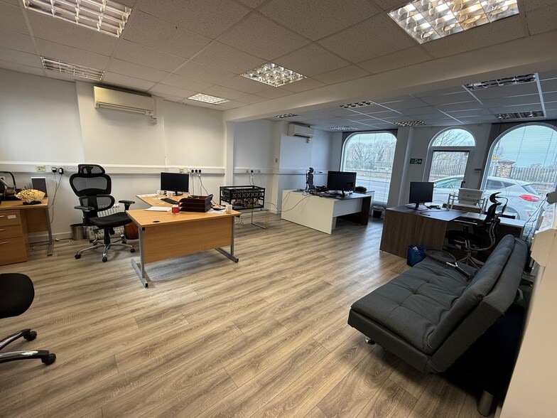 81-82 Portsmouth Rd, Surbiton to rent - Interior Photo - Image 3 of 4