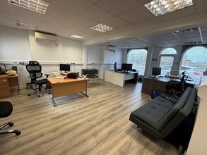 81-82 Portsmouth Rd, Surbiton to rent Interior Photo- Image 2 of 3