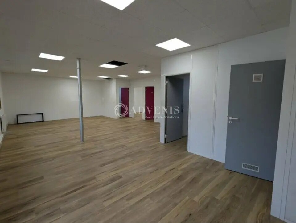 Office in Savigny-le-Temple to rent Interior Photo- Image 1 of 9