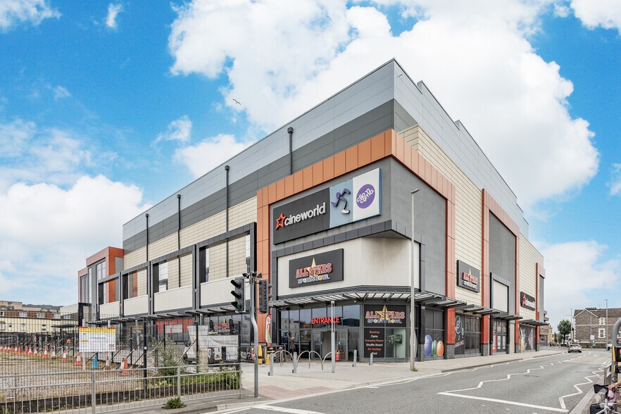 Dolphin Sq, Weston Super Mare to rent - Building Photo - Image 3 of 4