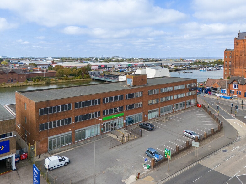 225-241 Victoria St S, Grimsby to rent - Building Photo - Image 3 of 4