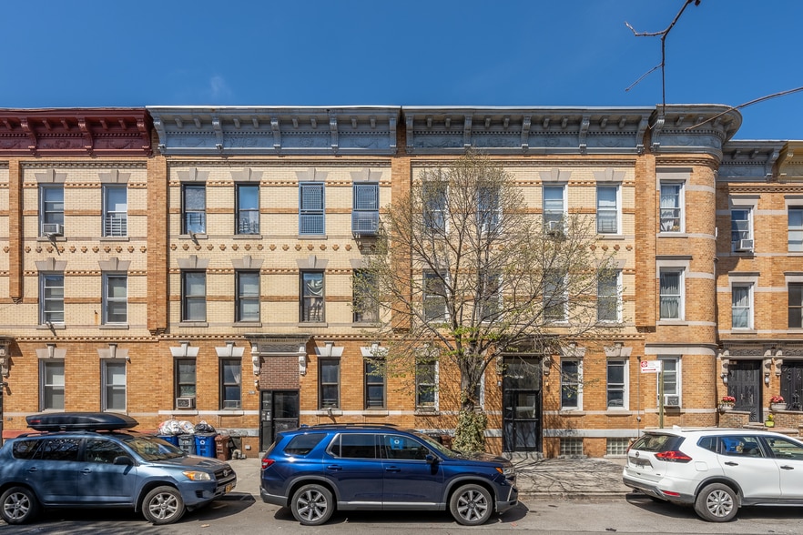 Astoria 3 Building Multifamily | 18 Unit portfolio of 3 properties for sale on LoopNet.co.uk - Building Photo - Image 1 of 21