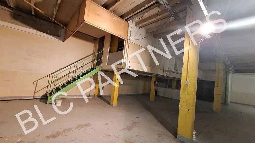 Light Industrial in Paris to rent - Interior Photo - Image 3 of 7