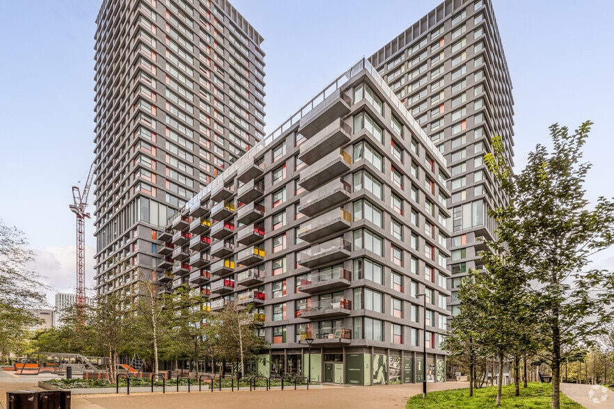 3 Glade Walk, London to rent - Building Photo - Image 2 of 16